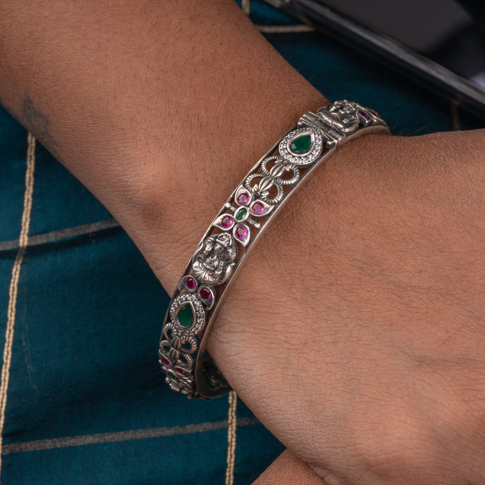 Vilokana Bangle